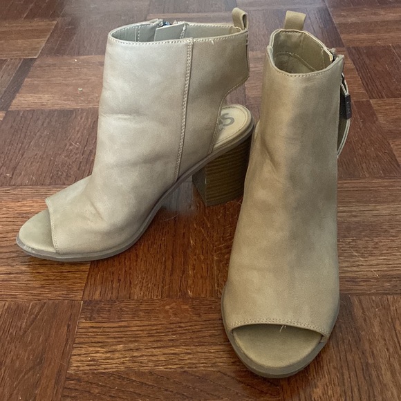 Tan Heels - Picture 2 of 3